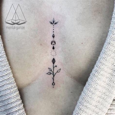 tatuajes en el medio de los senos|Tatuajes en la mitad del seno